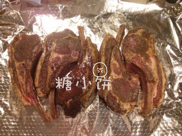 香酥烤羊排,取一张锡纸,表面刷上薄薄一层油,把腌好的羊排摆在上面