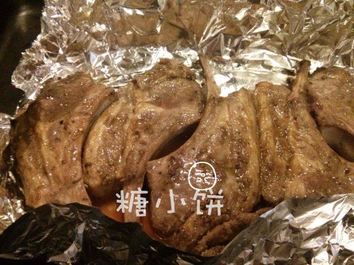 香酥烤羊排,用锡纸把羊排包起来,送入预热好180℃的烤箱里烤50分钟