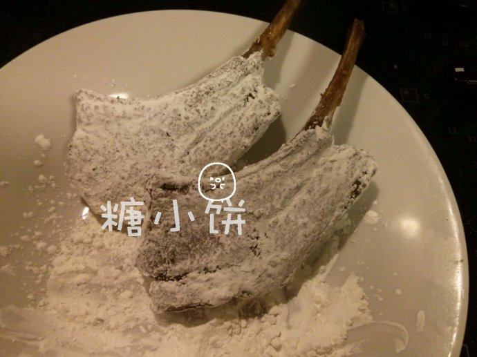 香酥烤羊排,表面裹上一层淀粉