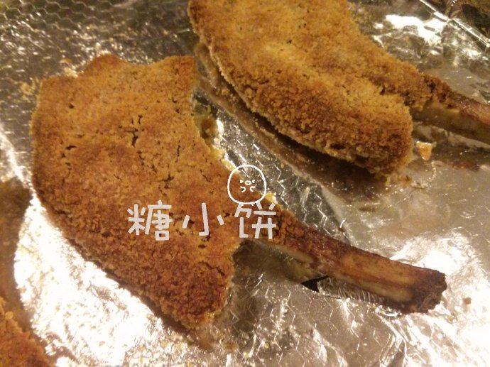 香酥烤羊排,换张干净锡纸,再送入烤箱中用200摄氏度正反面都烤至上色即可