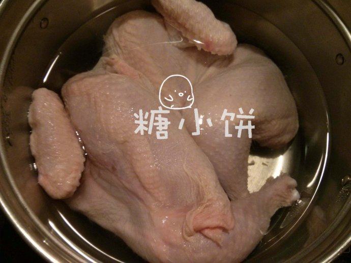 【荷叶鸡】,去内脏的整鸡洗净,对切成两半