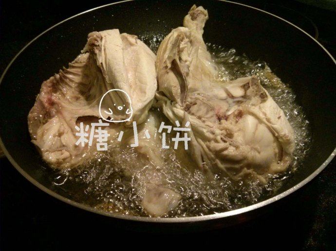 【荷叶鸡】,焯水后洗净表面的血沫和杂质,沥干水分