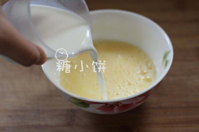 草莓奶昔,<a style='color:red;display:inline-block;' href='/shicai/ 9'>鸡蛋</a>1个打散,加入冰的全脂牛奶100G搅拌均匀