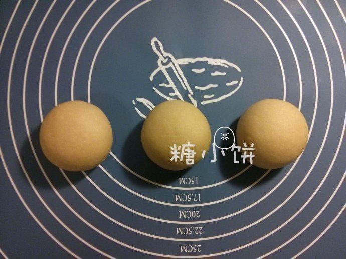 红糖红枣贝果,分成三份,分别滚圆。表面盖好保鲜膜,醒10分钟备用