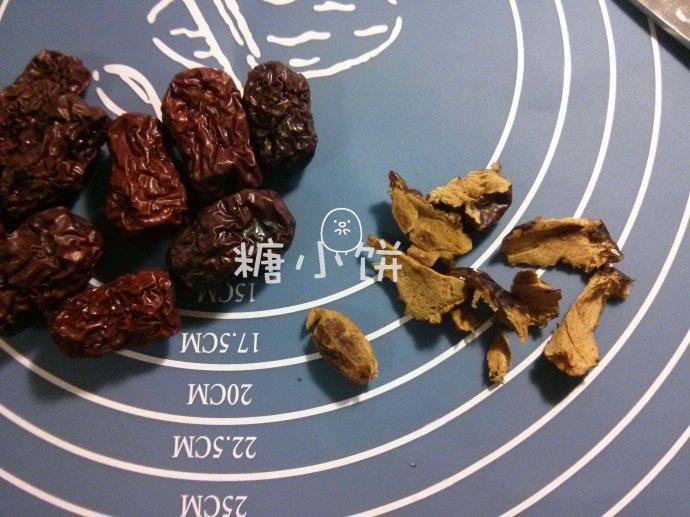 红糖红枣贝果,整形方法一:取一个醒好的面团擀开成椭圆形片状,铺上红枣丁