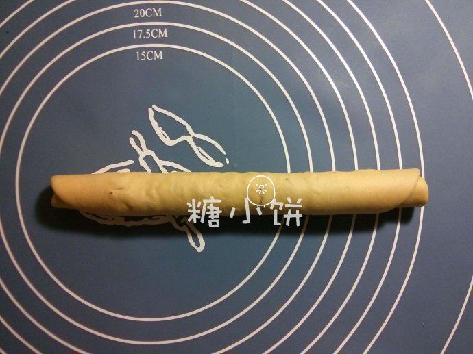 红糖红枣贝果,卷起来成细条状,轻轻搓匀搓长