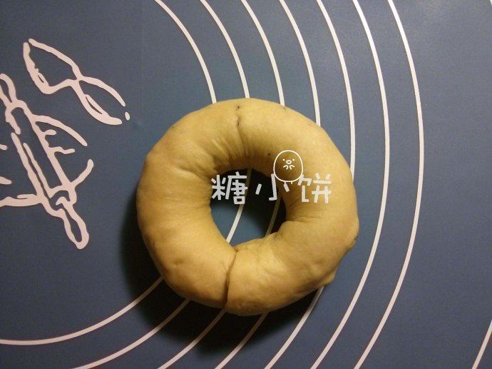 红糖红枣贝果,用一端包裹另一端,做成一个环状生坯
