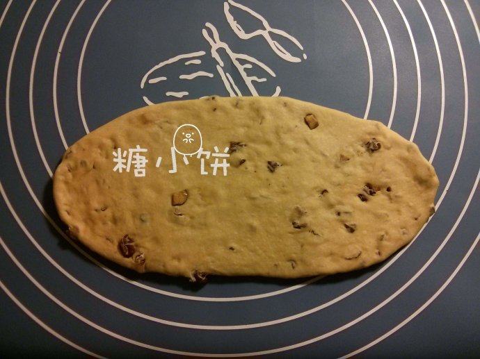 红糖红枣贝果,整形方法二:在步骤3的时候直接把红枣丁揉进面团中再分割、滚圆、醒面。擀开以后直接卷起,同样方法整形成环状