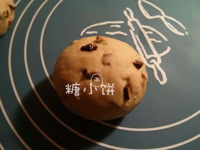 红糖红枣贝果,整形好的生坯底下垫一张油纸(方便拿取)