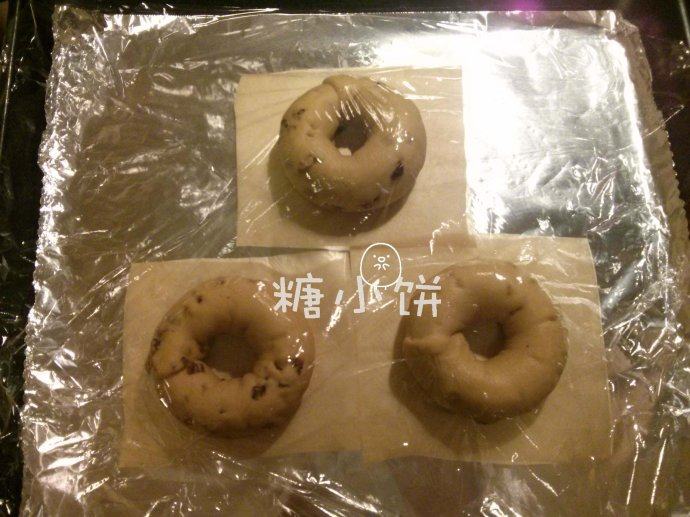 红糖红枣贝果,表面盖好保鲜膜防止风干,末发30分钟(室温约23度)