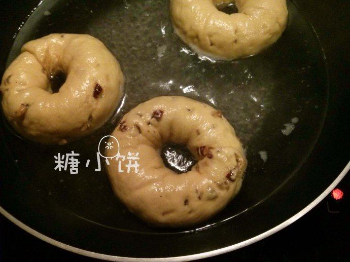 红糖红枣贝果,<a style='color:red;display:inline-block;' href='/shicai/ 869'>白砂糖</a>50G加清水1000ML煮开,放入醒好的面团,每面煮20秒