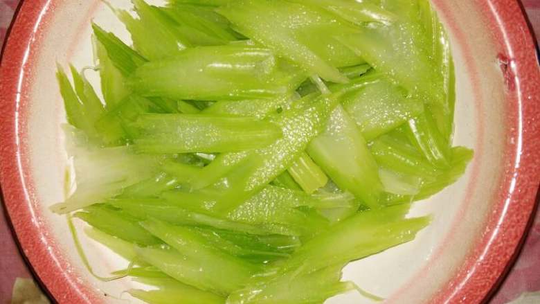 腰果西芹,芹菜焯水后迅速过凉水