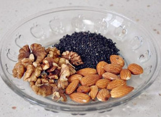 好吃到哭的早餐：坚果蛋饼卷 ,大杏仁、核桃仁、黑芝麻，都是提前烤焙熟的，这样香味更浓。熟的坚果超市也都能买得到。