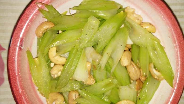腰果西芹,锅内放油,爆香姜片,倒入芹菜,加盐糖鸡精,烹入料酒翻炒片刻后加入蒜片腰果翻炒出锅