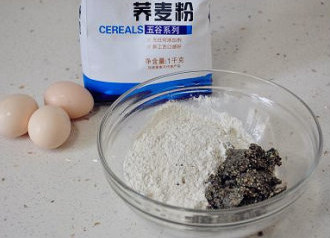 好吃到哭的早餐：坚果蛋饼卷 ,坚果粉放入事先准备好的荞麦粉中，加盐3克拌匀。