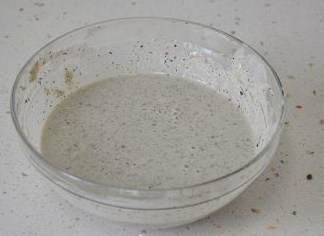 好吃到哭的早餐：坚果蛋饼卷 ,再加入清水210克拌匀，成稍浓的稀糊状。面糊要调成倒的时候呈流动但又不断线的状态。
   若面糊太稀，跟水似的，那蛋饼就不易成型，煎好后会黏的跟没熟似的。太稠，用筷子搅
   拌时觉得稍有阻力，那倒入锅中的面糊流动慢，蛋饼就厚、干。