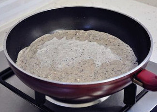 好吃到哭的早餐：坚果蛋饼卷 ,锅中抹一层薄油，小火，倒入三分之一的面糊，转动锅子让面糊薄薄的铺满锅底。一直小火，
   待锅中面糊颜色全部变色，没有生的面糊后，将饼翻个面。