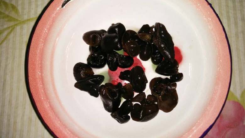 苜蓿虾仁,木耳泡发备用