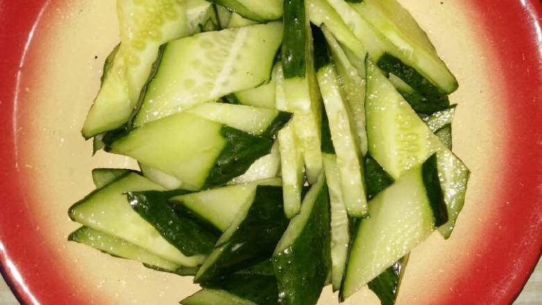 苜蓿虾仁,黄瓜切片