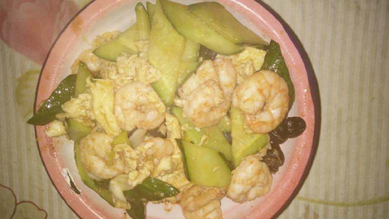 苜蓿虾仁,锅内放油，葱姜炝锅，倒入虾仁，木耳，炒至半熟倒入黄瓜，烹入料酒，加盐鸡精糖调味，翻炒片刻加入蒜片和炒好的鸡蛋，翻炒均匀出锅