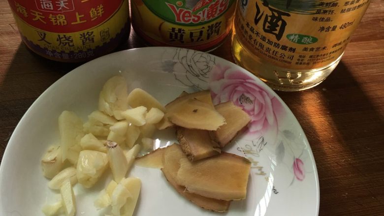 #年夜饭#改良版猪蹄包叉烧,调料准备好备用。