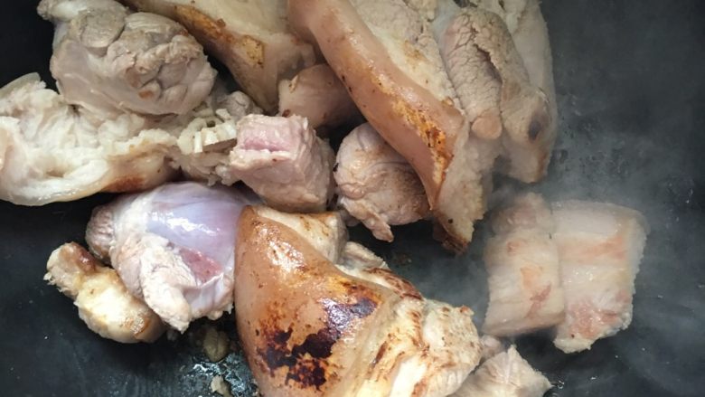 #年夜饭#改良版猪蹄包叉烧,把肉放入锅内炒至水份收干,倒入少许的油防止粘锅。