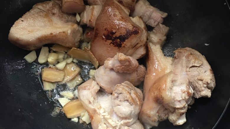 #年夜饭#改良版猪蹄包叉烧,放入姜片和蒜瓣,放少许的花椒煸香。