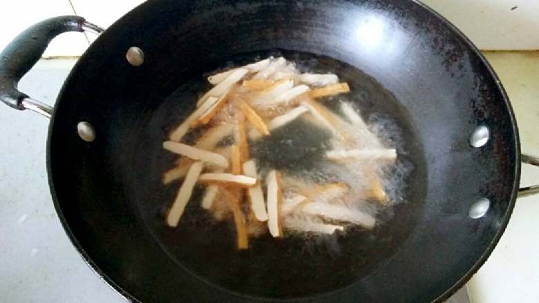 香干彩椒炒肉,锅里放水500克烧沸,放入香干煮两分钟倒出沥干待用。