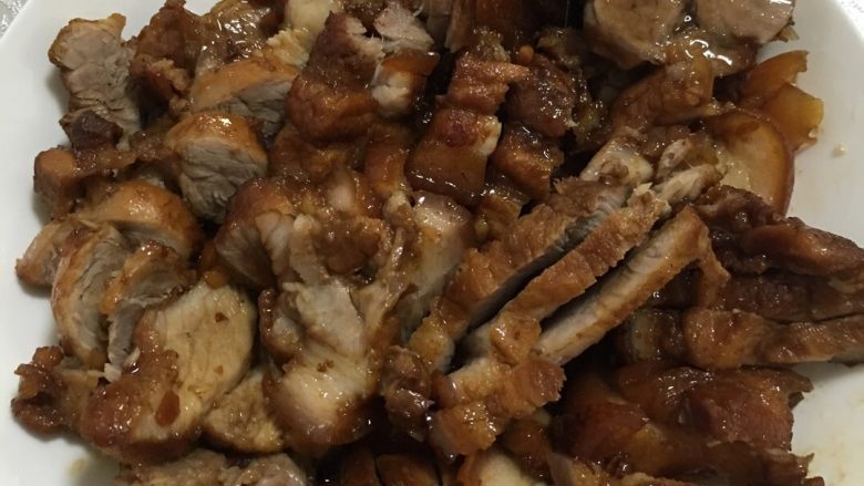 #年夜饭#改良版猪蹄包叉烧,上面淋上浓稠的汤汁,上桌。