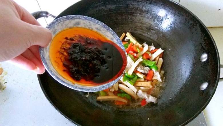 香干彩椒炒肉,加入豆豉油30克