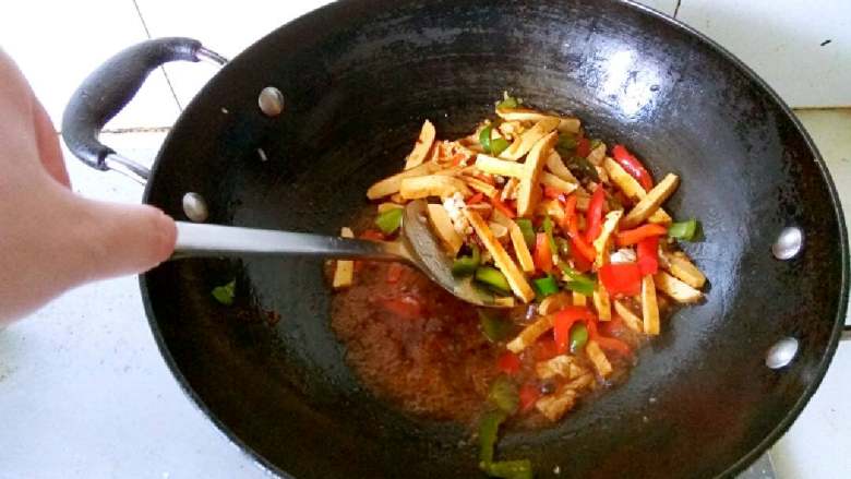 香干彩椒炒肉,中火翻炒收汁
