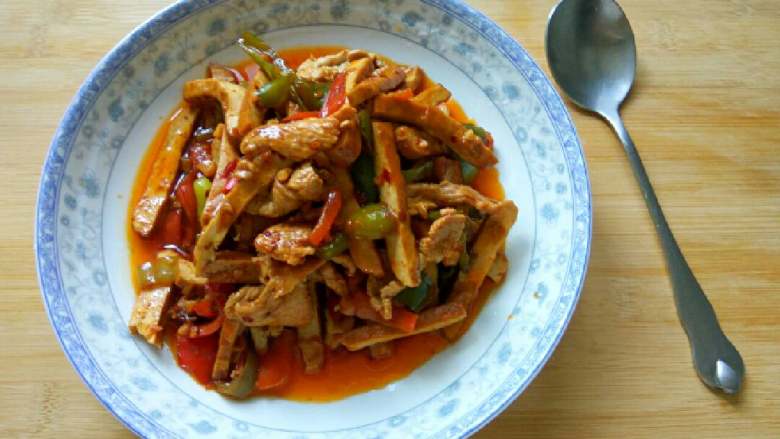 香干彩椒炒肉,出锅装盘完成