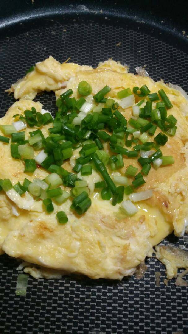 “鸡蛋灌饼”绅士私房菜,锅烧热放入少许油开始煎<a style='color:red;display:inline-block;' href='/shicai/ 9'>鸡蛋</a>,待好后撒上香葱