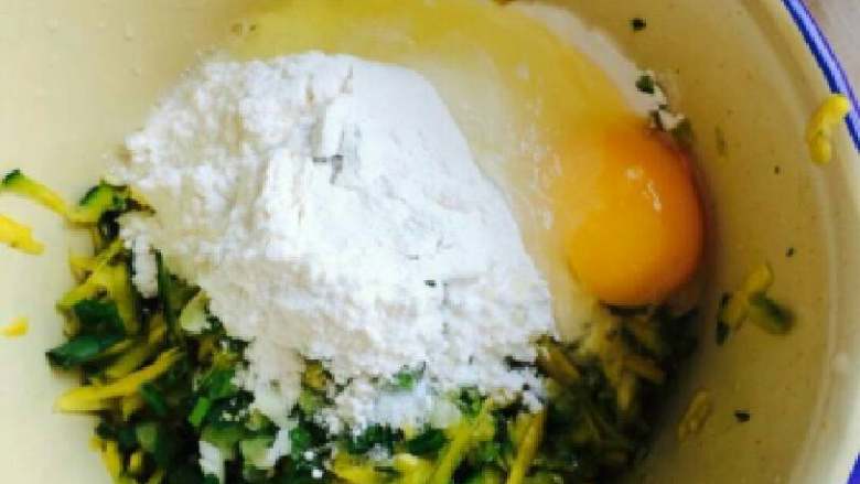 南瓜丝饼,盐少许,烤肉料少许,可以根据喜欢孜然自己决定放多少,<a style='color:red;display:inline-block;' href='/shicai/ 756'>鸡精</a>少许,葱花少许