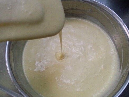 轻乳酪蛋糕(堪比各种叔叔,而且不会失败),搅拌到黄油融化,奶油奶酪顺滑,不用加太热哦,摸摸隔水融化的盆是不是不烫手