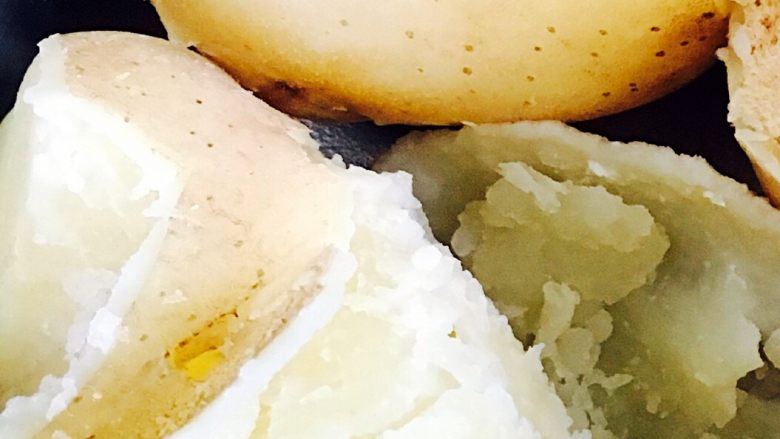 洋葱土豆饼,<a style='color:red;display:inline-block;' href='/shicai/ 23'>土豆</a>煮至用筷子能扎透