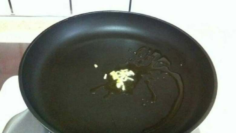 烧南瓜,油开后，加蒜蓉少许，肉丁
