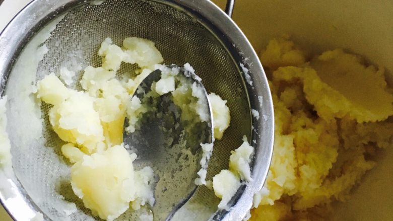 洋葱土豆饼,用滤网过滤土豆泥