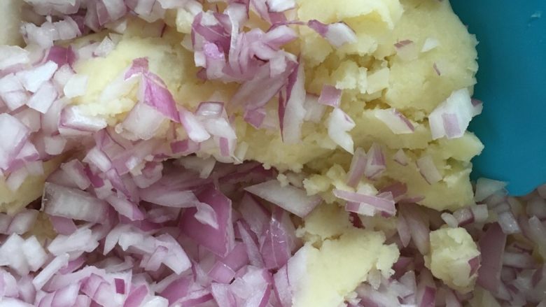 洋葱土豆饼,将<a style='color:red;display:inline-block;' href='/shicai/ 29'>洋葱</a>切碎放入过滤好的土豆泥中
