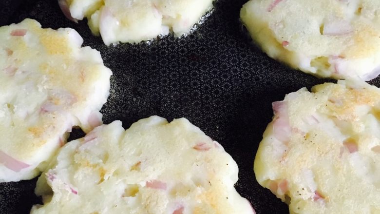 洋葱土豆饼,电饼铛放<a style='color:red;display:inline-block;' href='/shicai/ 851'>橄榄油</a>烧热，将加入盐、<a style='color:red;display:inline-block;' href='/shicai/ 829'>十三香</a>搅匀，拍成的圆饼均匀放入