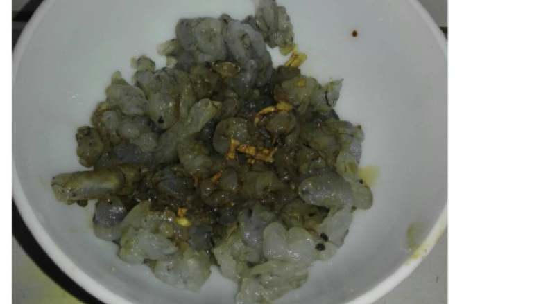 三鲜饺子#有个故事#,虾剥好,去虾线,加料酒和少许姜末腌制一下