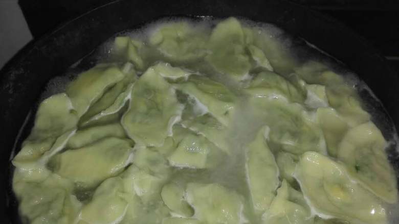 三鲜饺子#有个故事#,煮饺子时,水里加点盐防止粘连