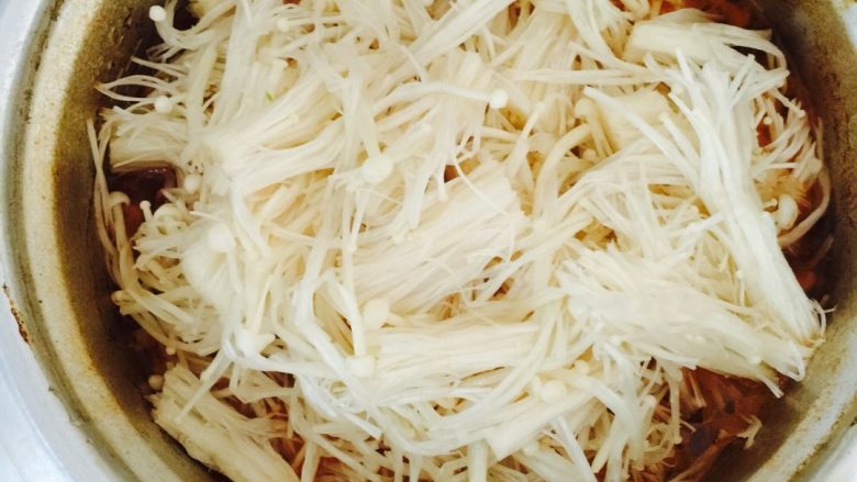 炖牛腩,我们家比较喜欢吃金针菇,所以加入了很多金针菇,接着炖(最好在汤没有收干的时候就加入金针菇)