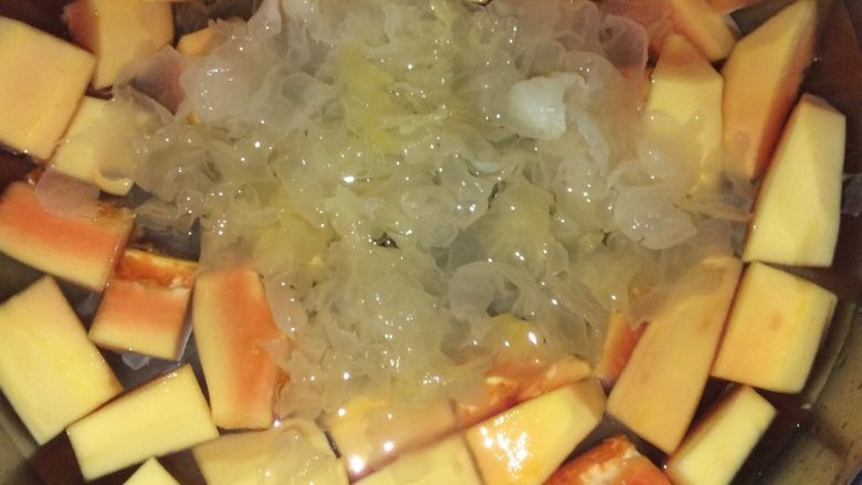 木瓜银耳糖水,所有材料放入锅中加入水煮40分钟