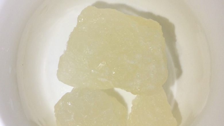 木瓜银耳糖水,好了后加入糖煮5分钟。