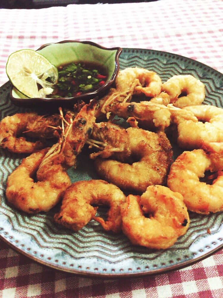 泰式炸虾卷,酱料用<a style='color:red;display:inline-block;' href='/shicai/ 595'>柠檬</a>挤汁，少许蚝油，盐，<a style='color:red;display:inline-block;' href='/shicai/ 62'>辣椒</a>，香菜，搅拌即可！完成了！