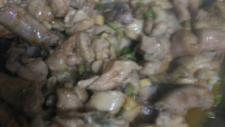 大盘鸡,锅放豆油麻油盐,鸡肉葱姜蒜放里炒香,加五香粉干辣椒丝翻炒