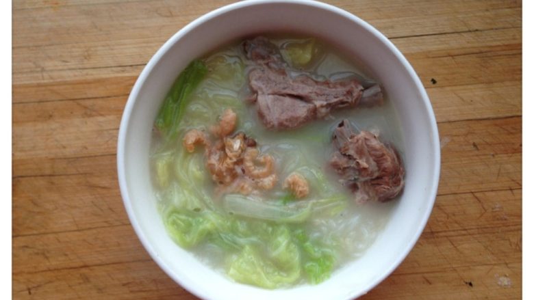 小吃货的早餐：白菜虾米粉丝浓汤