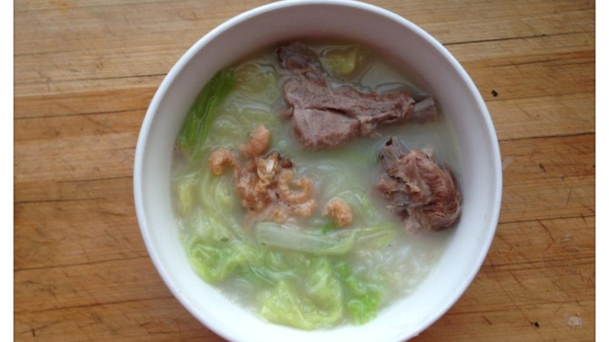 小吃货的早餐：白菜虾米粉丝浓汤