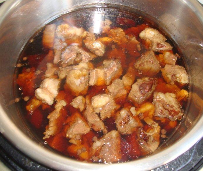 土豆烧牛肉,<a style='color:red;display:inline-block;' href='/shicai/ 218'>牛腩</a>切小块,凉水下锅焯一下